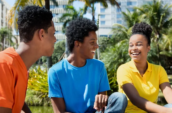 Afrikaanse Amerikaanse jonge volwassenen ontspannen — Stockfoto