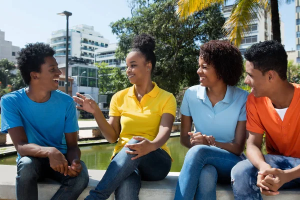 Grupo falante de jovens africanos americanos adultos — Fotografia de Stock