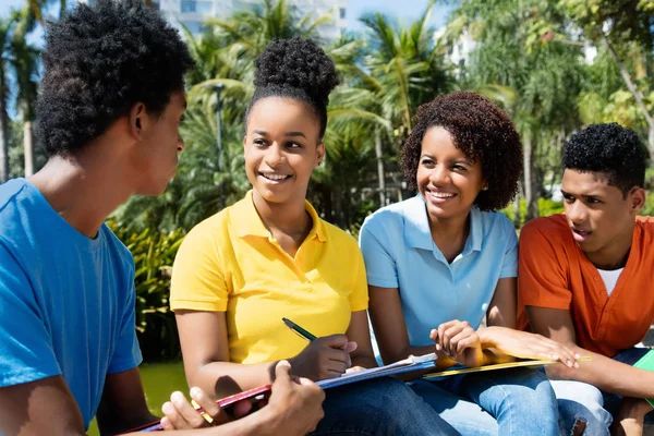 Joyful grup Afrikalı-Amerikalı öğrenci gülüyor