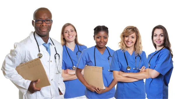 Sorridente medico afro-americano con gruppo di nur internazionali — Foto Stock