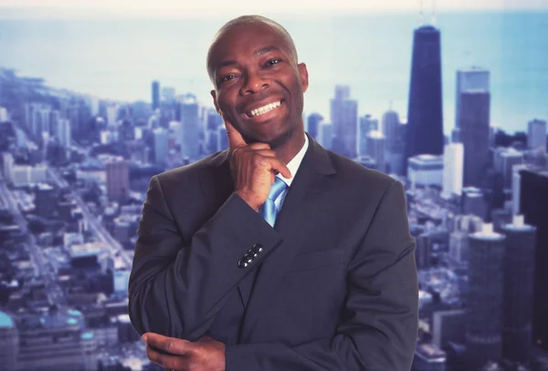 Homme d'affaires afro-américain riant avec skyline — Photo