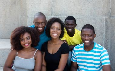 Grup beş Afrika kökenli Amerikalı erkek ve kadın kameraya arıyor