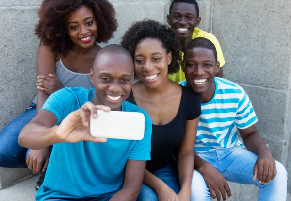Ομάδα πέντε αφροαμερικάνων άνδρες και γυναίκα να βγάζει selfie — Φωτογραφία Αρχείου