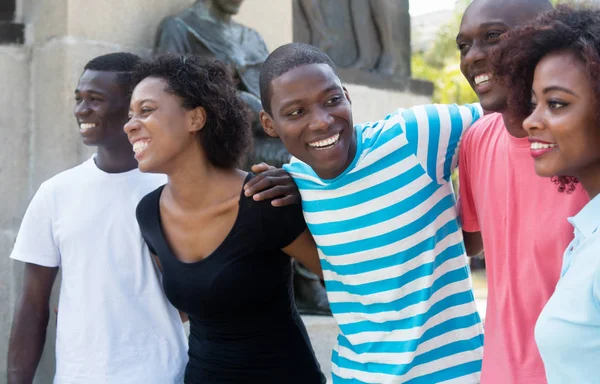 Grup rahatlatıcı Afro-Amerikan erkek ve kadın şehir — Stok fotoğraf