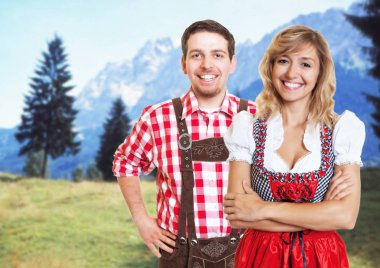 Bavyera yakışıklı ve dirndl cel güzel sarışın kadınla