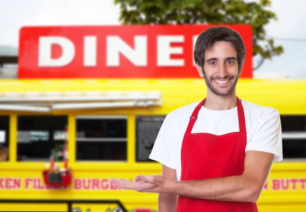 Сміється латинський офіціант з харчовою вантажівкою — стокове фото