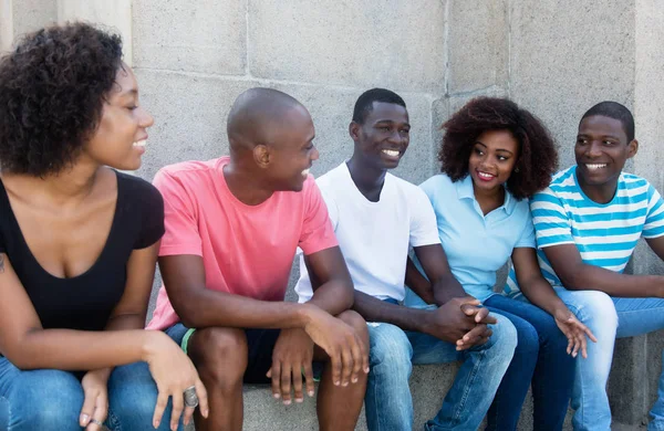 Grupo de hombres y mujeres afroamericanos riéndose y hablando —  Fotos de Stock