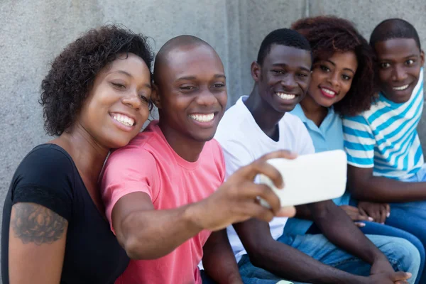 African american grupp män och kvinnor som tar foto — Stockfoto
