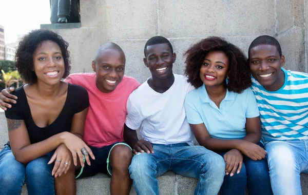 Grup rahatlatıcı Afro-Amerikan erkek ve kadın — Stok fotoğraf