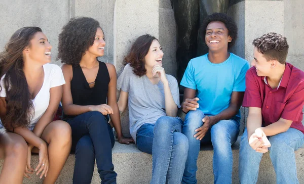 Groep van de african american en Latijn en Kaukasische mensen in schijf — Stockfoto