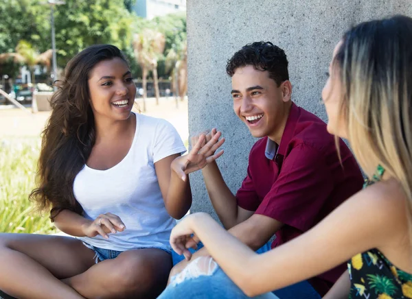 Mulher latina conversando com amigos caucasianos — Fotografia de Stock