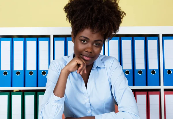 Sonriente mujer de negocios afroamericana que trabaja en la oficina —  Fotos de Stock