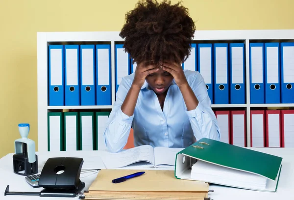 Stressad afroamerikansk affärskvinna på kontor — Stockfoto