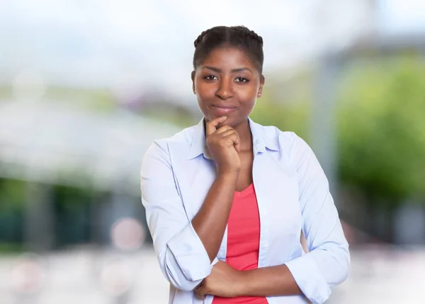 Attraktive afrikanisch-amerikanische Frau mit lässiger Kleidung — Stockfoto