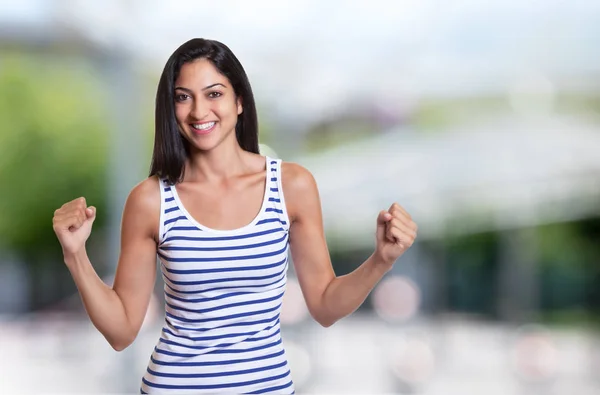 Femme turque encourageante dans une chemise d'été — Photo