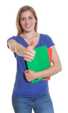 Mavi gömlekli başparmak gösterilen Alman öğrenci