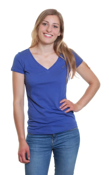 Staande Duitse vrouw in een blauw shirt camera kijken — Stockfoto