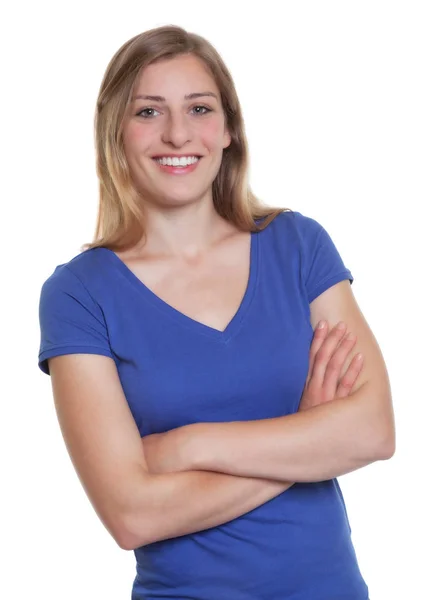 Смеющаяся немецкая женщина в голубой рубашке со скрещенными руками — стоковое фото