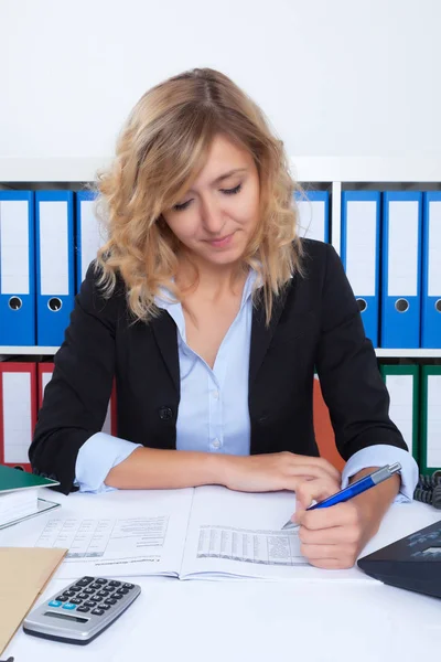 Mujer de negocios con pelo rubio rizado nota de escritura — Foto de Stock