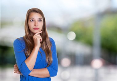 Sarışın saçlı düşünceli beyaz kadın