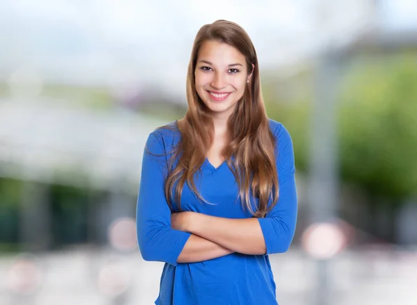 Gelukkig Kaukasische vrouw met blond haar — Stockfoto