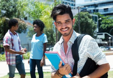 Moda latin erkek öğrenci arkadaşlarıyla kampüste açık