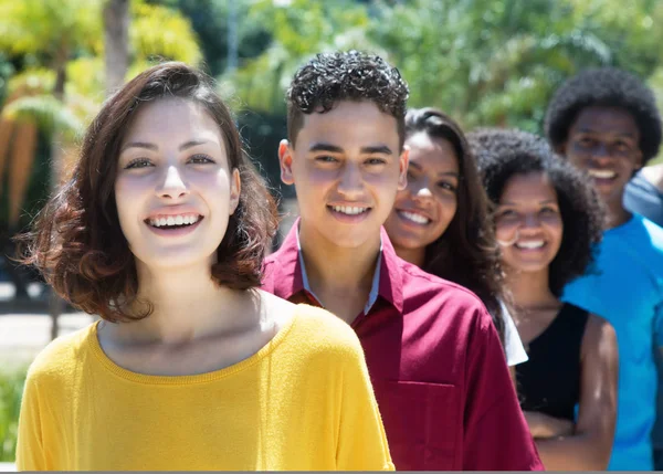 Caucásico y latino y afroamericano e hispano joven adul — Foto de Stock