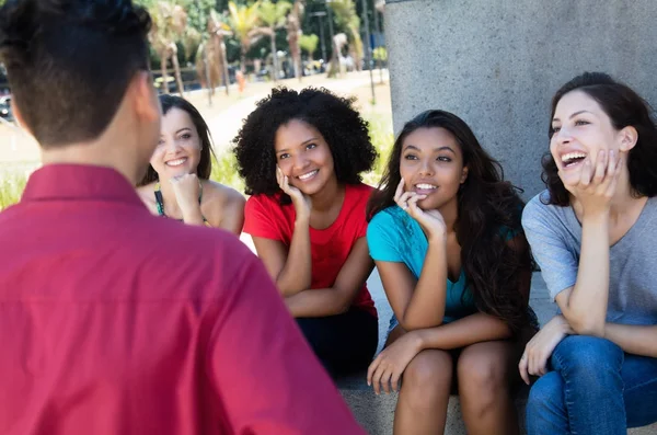 Bir adamla flört çok etnik kız grubu