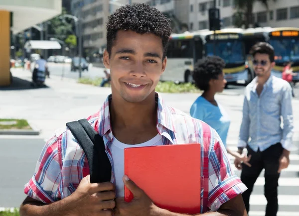 Cityq mutlu latin Amerikalı erkek öğrenci
