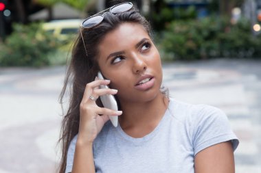 Latin kadın genç akıllı telefon dinleme