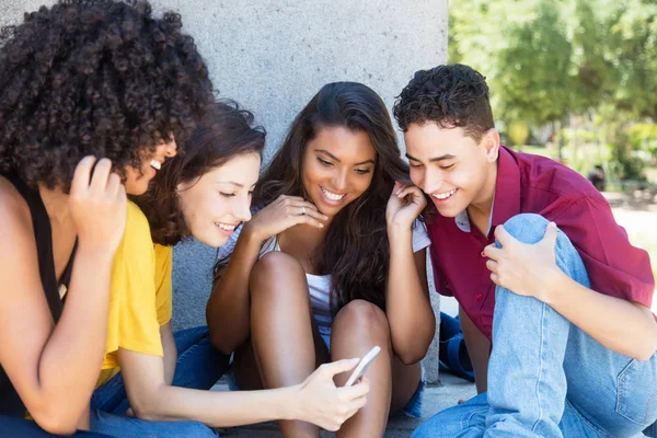 Kelompok multietnis muda dewasa bermain game dengan aplikasi mobile — Stok Foto