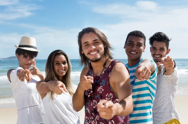 Csoport vicces nemzetközi turisták a strandon — Stock Fotó