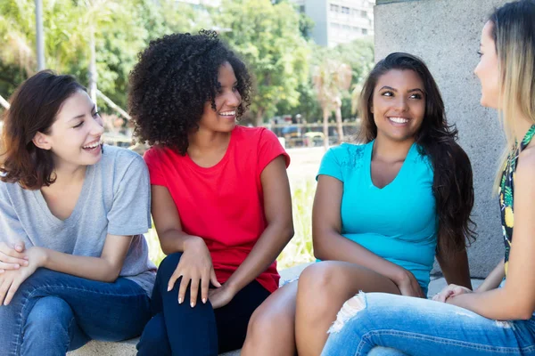 Groep van vrij vrouwelijke en jonge volwassenen praten buiten — Stockfoto