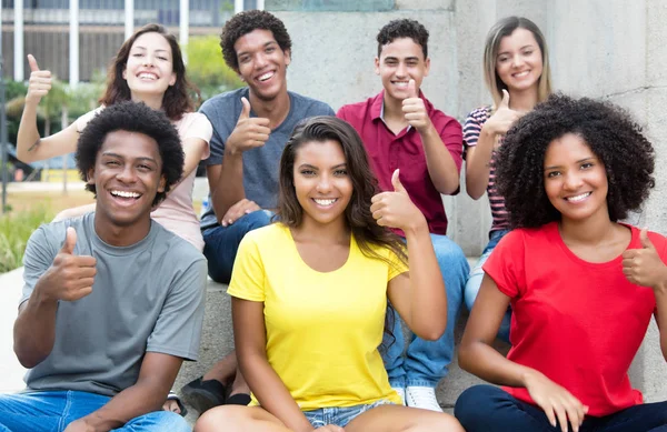 Nagy csoport a szép nemzetközi fiatal felnőttek mutatja a hüvelykujj u — Stock Fotó