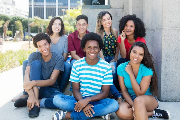 Groep vrij internationale jonge volwassenen — Stockfoto