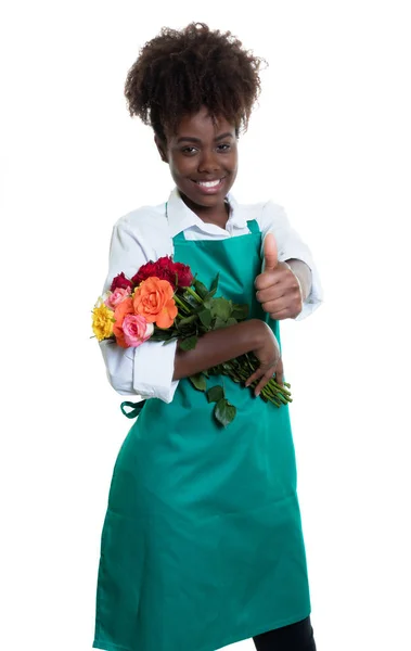 Fleuriste afro-américaine riante aux cheveux bouclés et au gre — Photo