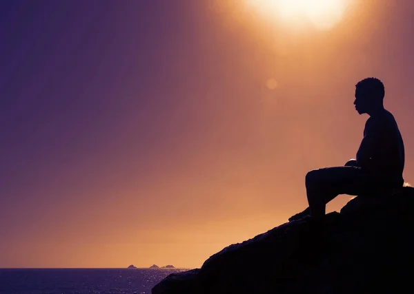 Homme sur la colline au coucher du soleil — Photo