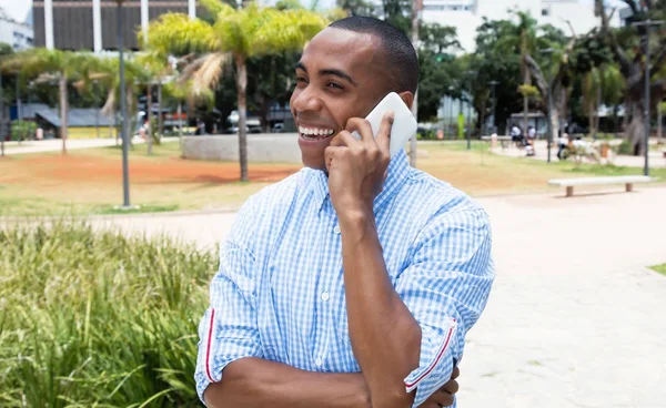 A szúró telefon boldog afro-amerikai ember — Stock Fotó