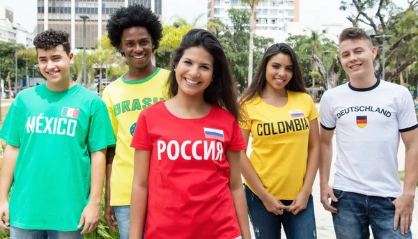 Tifoso russo di sport ridente con i sostenitori dal Messico, Brasile , — Foto Stock