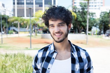 Kameraya bakan beyaz hipster adam gülüyor