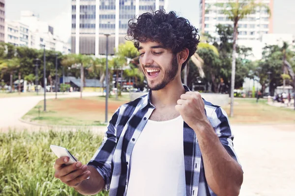 Beyaz hipster adam iyi haber alma — Stok fotoğraf