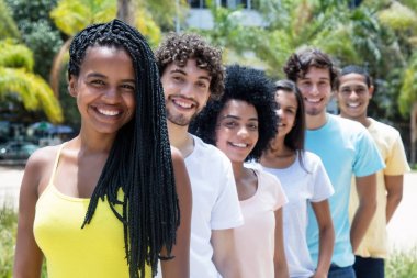 Güzel Afrikalı-Amerikalı kadın çok etnik olan dreadlocks ile
