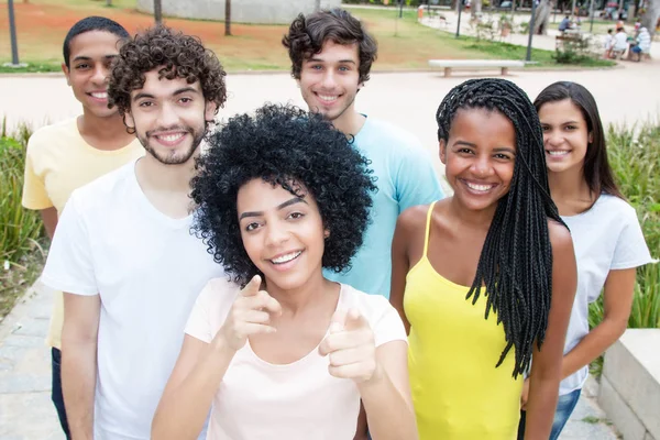 Grupo de jóvenes adultos internacionales hombres y mujeres —  Fotos de Stock