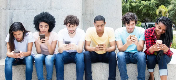 Grupo de adultos jóvenes jugando juego en línea con el teléfono —  Fotos de Stock