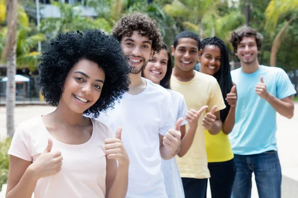 Gruppe erfolgreicher multiethnischer junger Erwachsener steht Schlange — Stockfoto