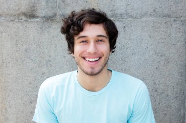 Yakışıklı beyaz genç yetişkin biri mavi gözlü portresi