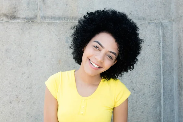 Portret van een mooie jonge volwassen vrouw met krullend zwart haar — Stockfoto