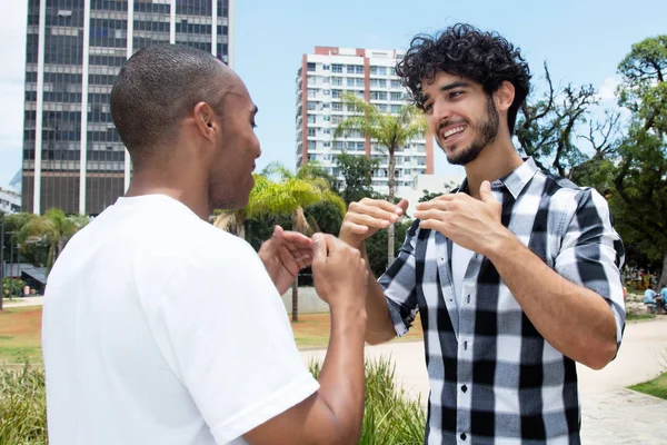 Afrika kökenli Amerikalı arkadaş ile görüşürken hipster adam — Stok fotoğraf