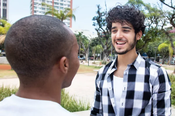 Ridendo hipster uomo parlando con africano americano amico — Foto Stock