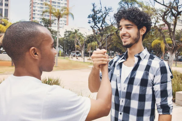 Hipster homme accueillant un ami afro-américain — Photo